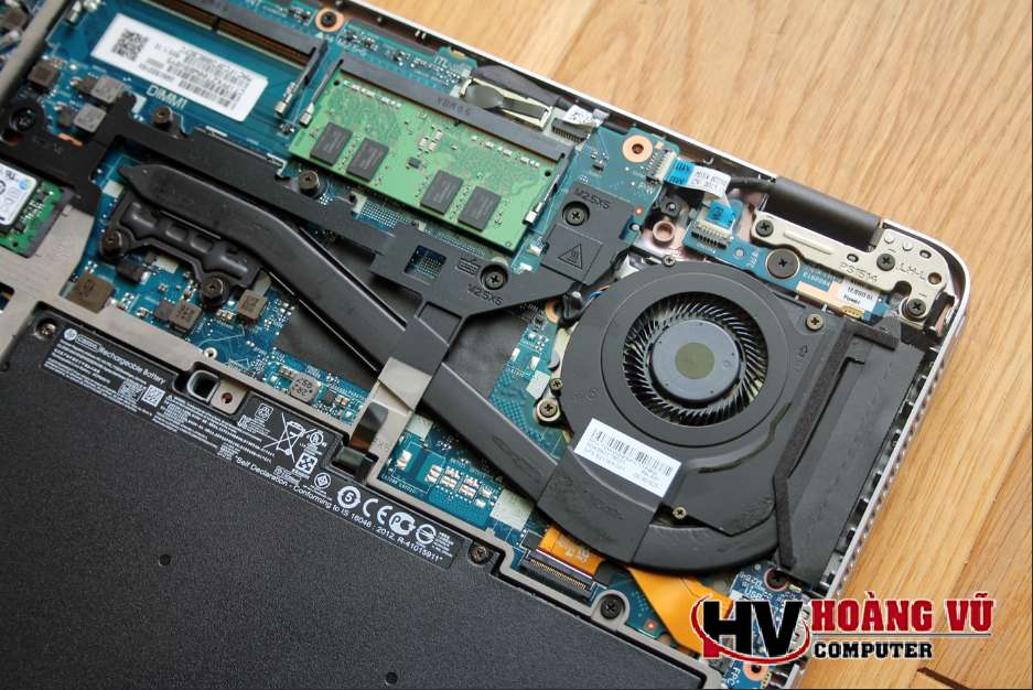 Khe cắm quạt và 2x RAM (DDR4)