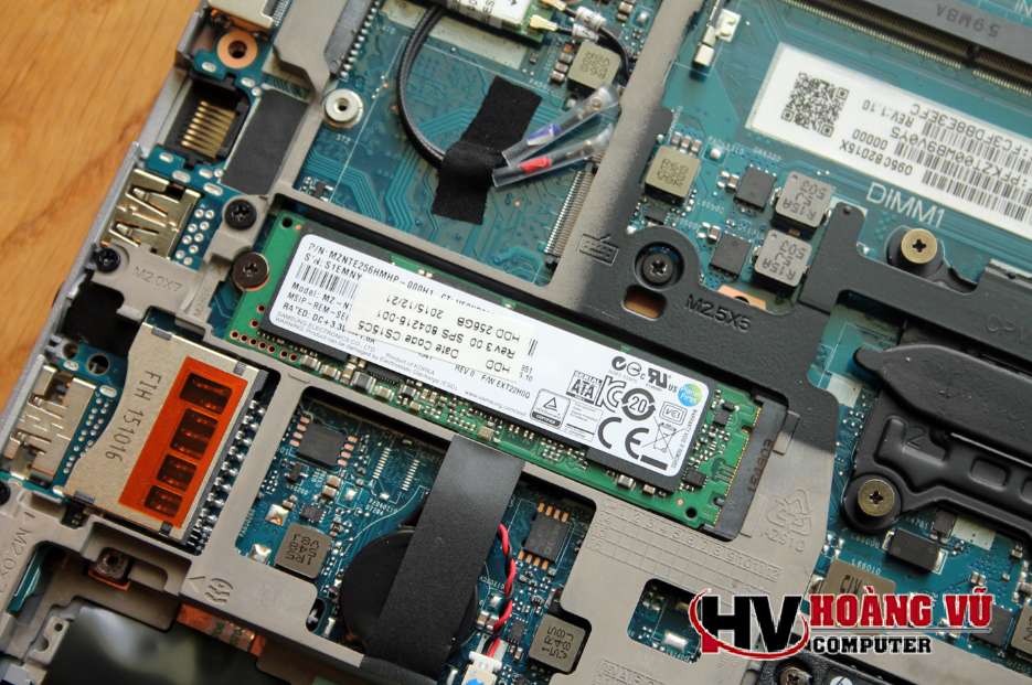 M.2-SSD bên cạnh khe trống cho modem LTE