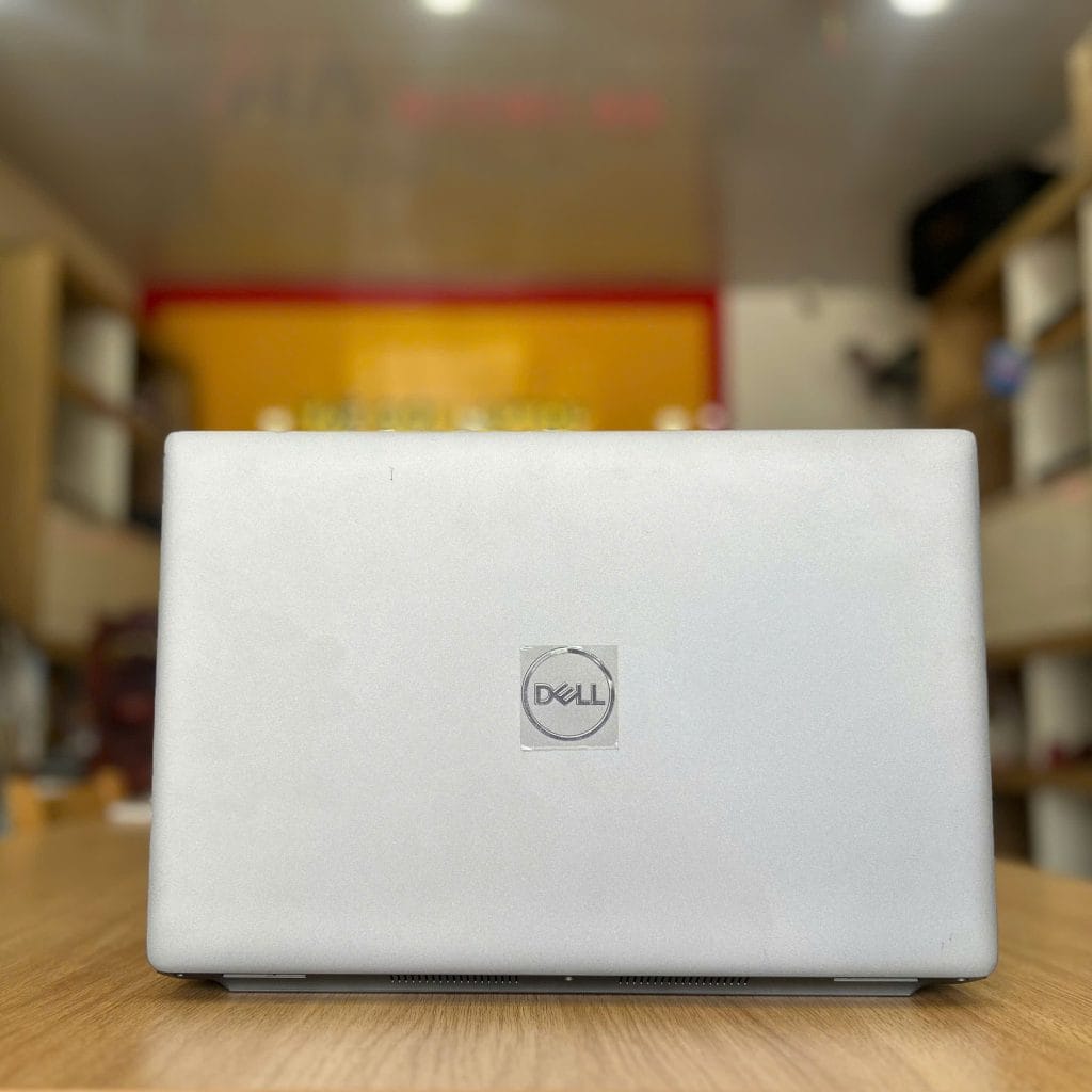 Mặt lưng và độ hoàn thiện của Dell Precision 3571 Core i7-12800H Ram 16GB SSD 512GB VGA RTX T600 4GB Màn 15.6 FHD