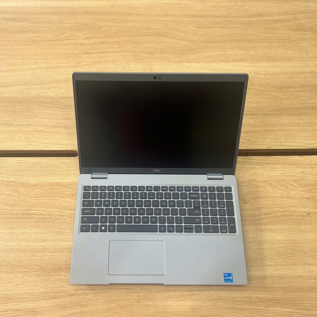 Thiết kế và ngoại hình thực tế của Dell Latitude 5530 i5-1235U Ram 8GB SSD 256GB Màn 15.6 inch FHD