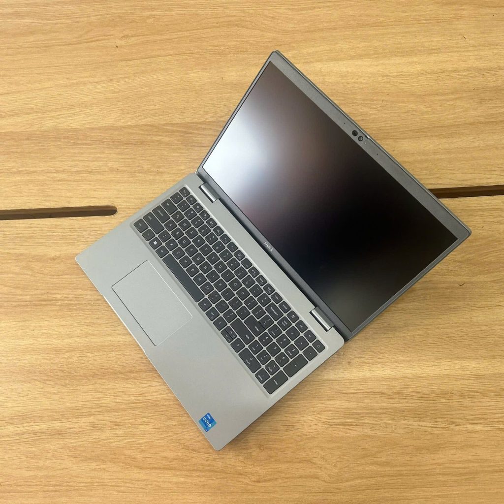 Khu vực bàn phím / cổng kết nối của Dell Latitude 5530 i5-1235U Ram 8GB SSD 256GB Màn 15.6 inch FHD