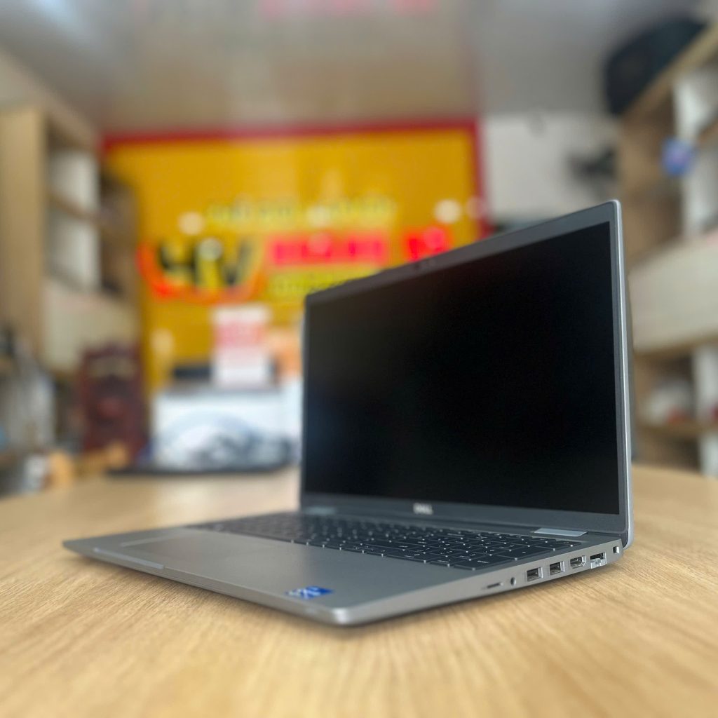 Mặt lưng và độ hoàn thiện của Dell Latitude 5530 i5-1235U Ram 8GB SSD 256GB Màn 15.6 inch FHD