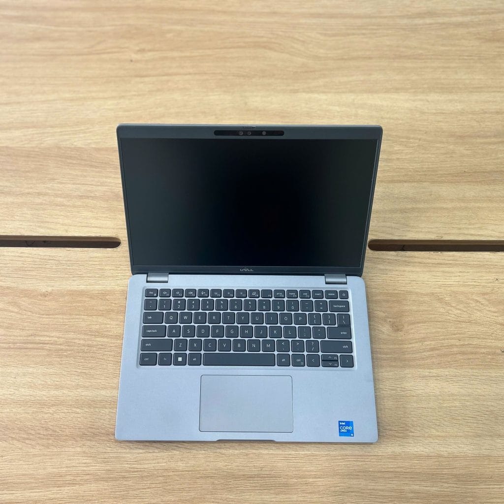 Mặt lưng và độ hoàn thiện của Dell Latitude 5440 i5-1345U Ram 8GB SSD 256GB Màn hình 14.0 inch FHD