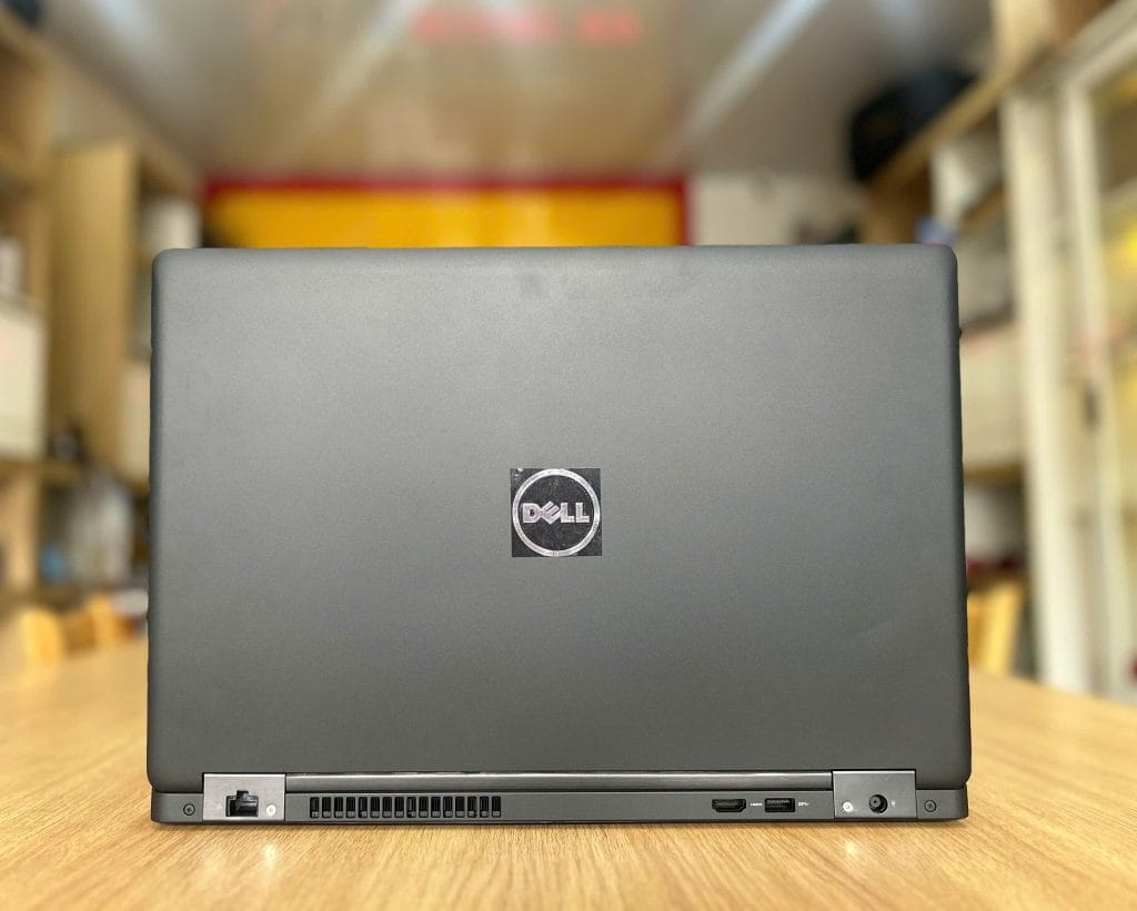 Mặt lưng và độ hoàn thiện của Dell Precision 3530 i7-8850H | RAM 8GB | SSD 256GB | Quadro P600 4GB | 15.6 FHD
