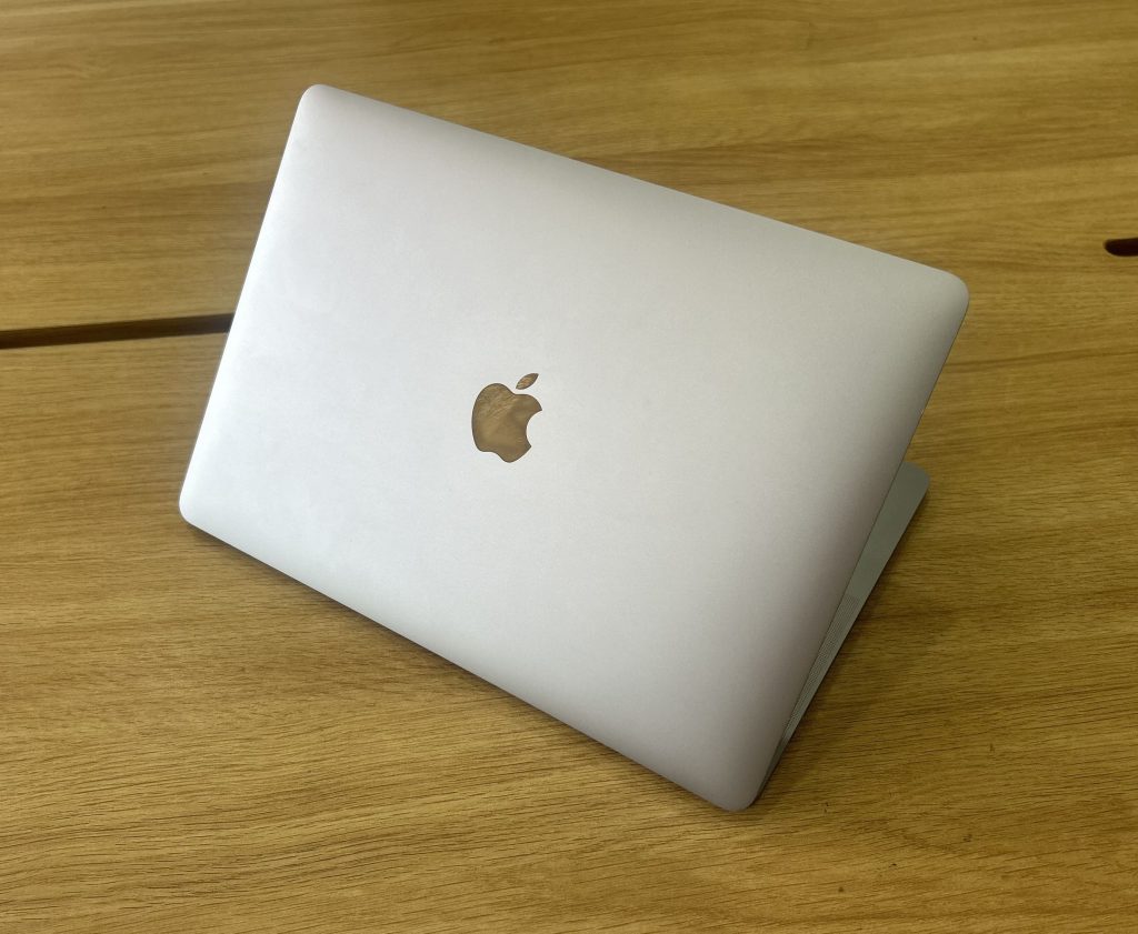 Khu vực bàn phím / cổng kết nối của Macbook Pro 13 inch 2019 - Core i5 ,Ram 16GB, Ổ cứng SSD 256GB, Màn hình 13.3 inch