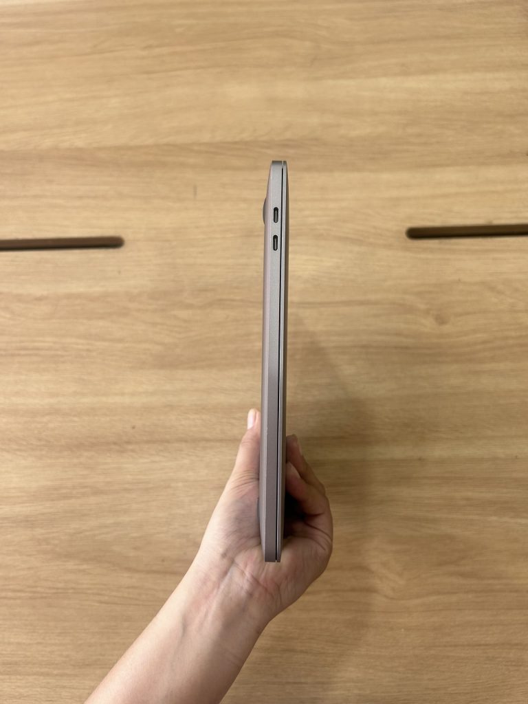 Mặt lưng và độ hoàn thiện của Macbook Pro 13 inch 2019 - Core i5 ,Ram 16GB, Ổ cứng SSD 256GB, Màn hình 13.3 inch