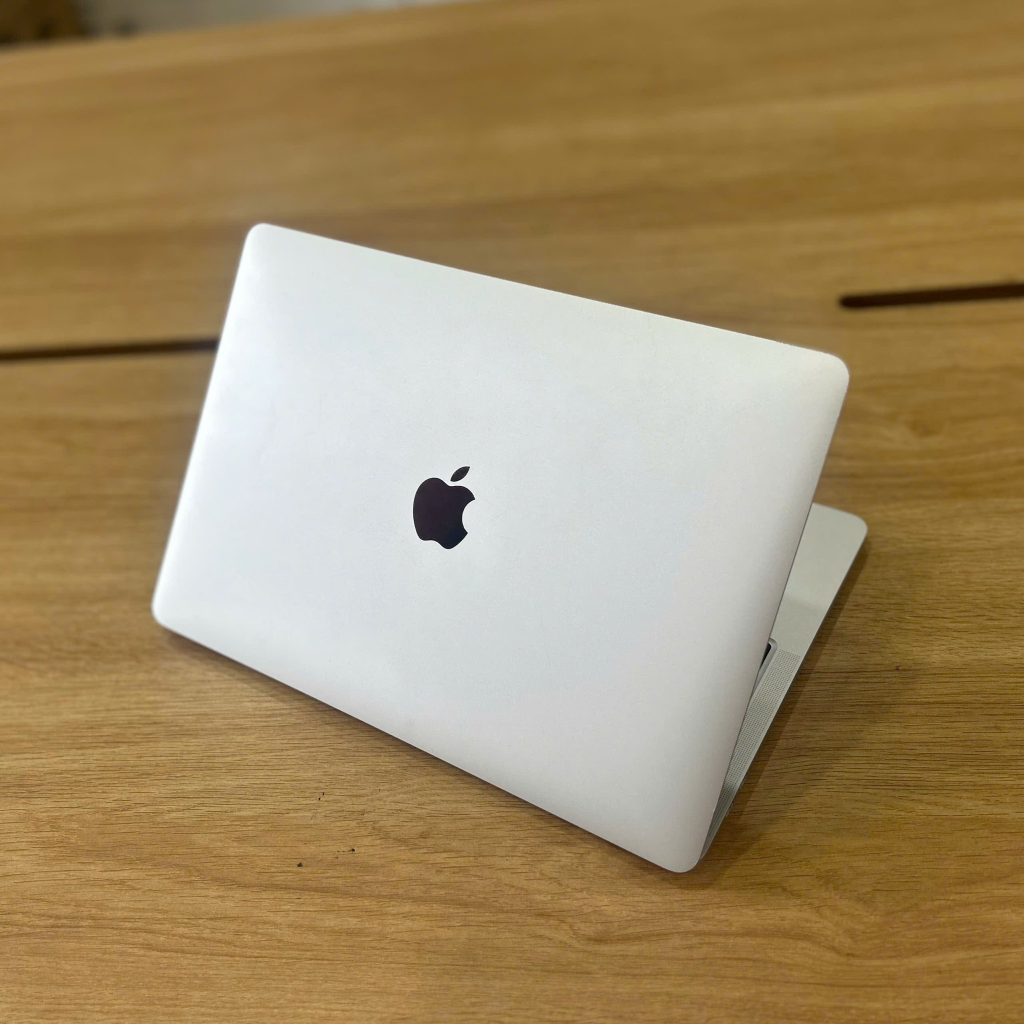 Khu vực bàn phím / cổng kết nối của Macbook Pro 13inch 2020 - Core i5 ,Ram 32GB, Ổ cứng SSD 512GB, Màn hình 13.3 inch