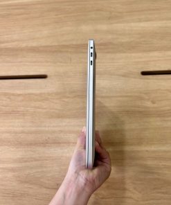 Mặt lưng và độ hoàn thiện của Macbook Pro 13inch 2020 - Core i5 ,Ram 32GB, Ổ cứng SSD 512GB, Màn hình 13.3 inch