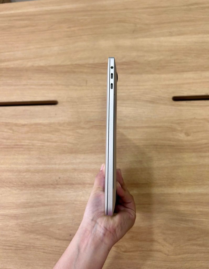 Mặt lưng và độ hoàn thiện của Macbook Pro 13inch 2020 - Core i5 ,Ram 32GB, Ổ cứng SSD 512GB, Màn hình 13.3 inch