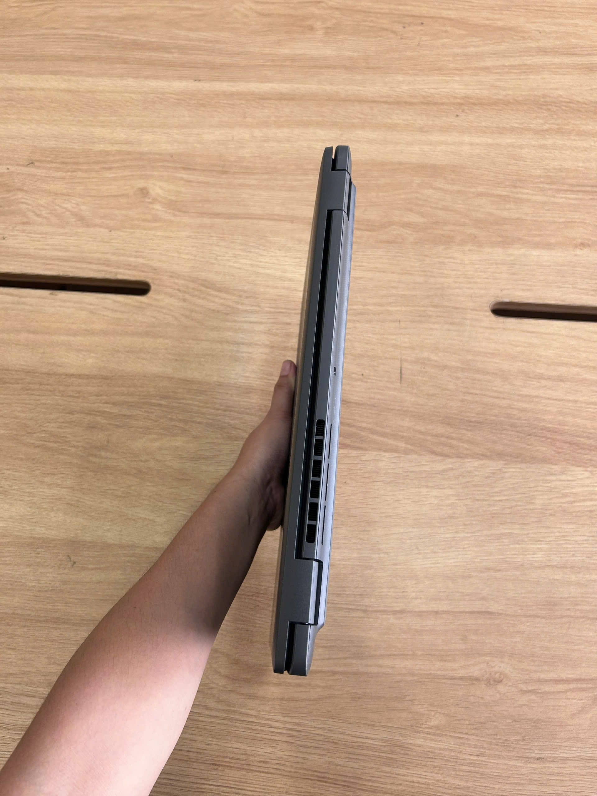 Mặt lưng và độ hoàn thiện của Dell Latitude 3440 Core i7-1355U | RAM 16GB | SSD 512GB | NVIDIA MX550 2GB | Màn Hình 14 Inch FHD