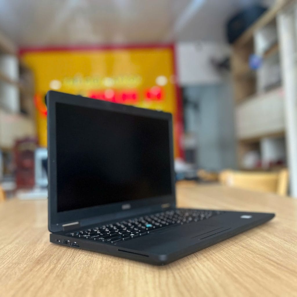 Mặt lưng và độ hoàn thiện của Dell Latitude 5591 i7-8850H | Ram 8GB | SSD 256GB | GeForce MX130 2GB | Màn 15.6 inch FHD