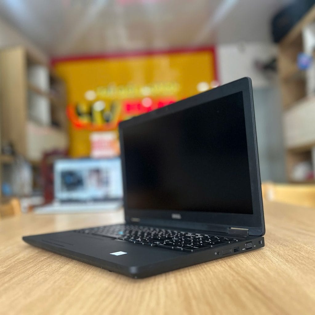 Khu vực bàn phím / cổng kết nối của Dell Latitude 5591 i7-8850H | Ram 8GB | SSD 256GB | GeForce MX130 2GB | Màn 15.6 inch FHD