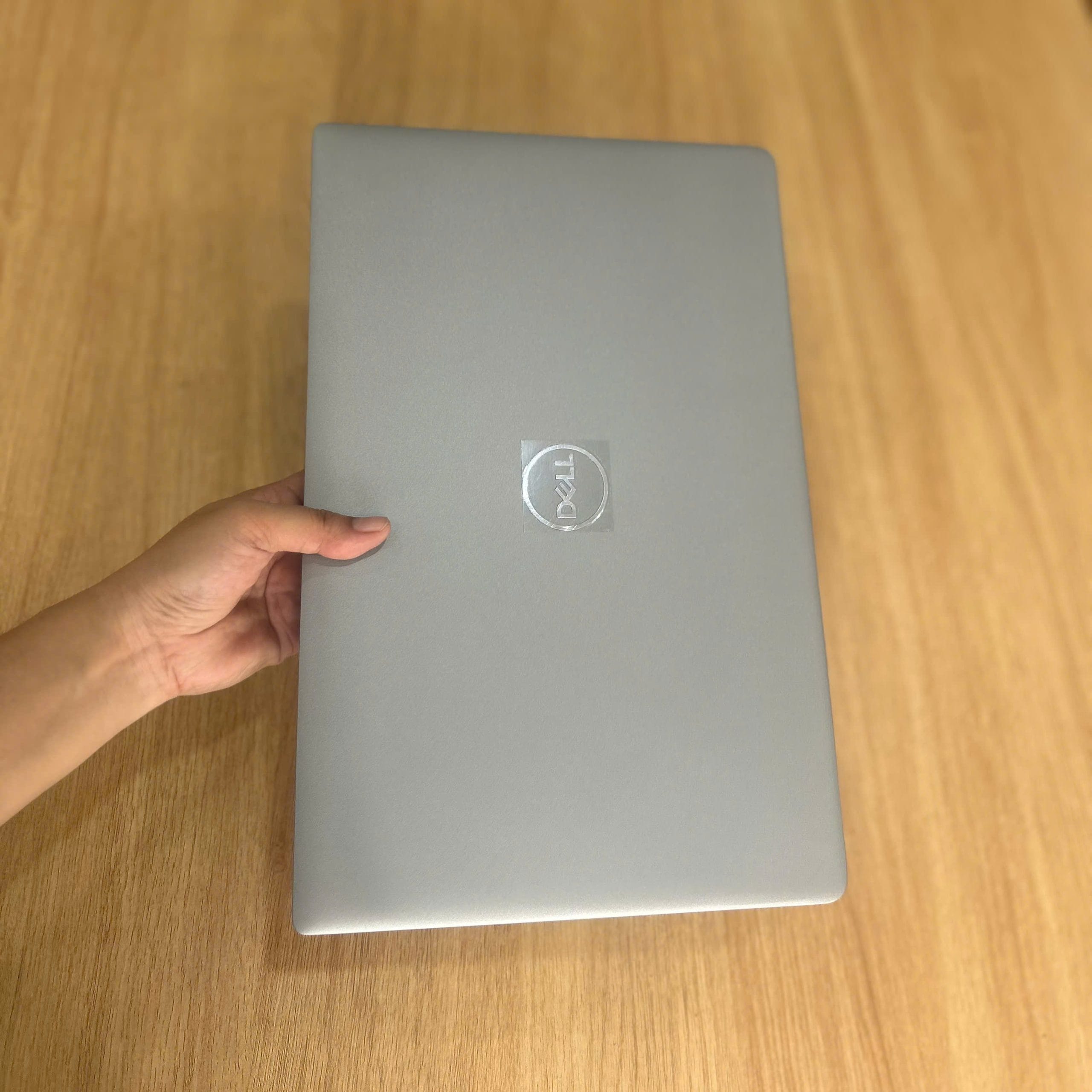 Khu vực bàn phím / cổng kết nối của Dell Precision 3580 i7-1355u Ram 16GB SSD 512GB Màn 15.6 FHD