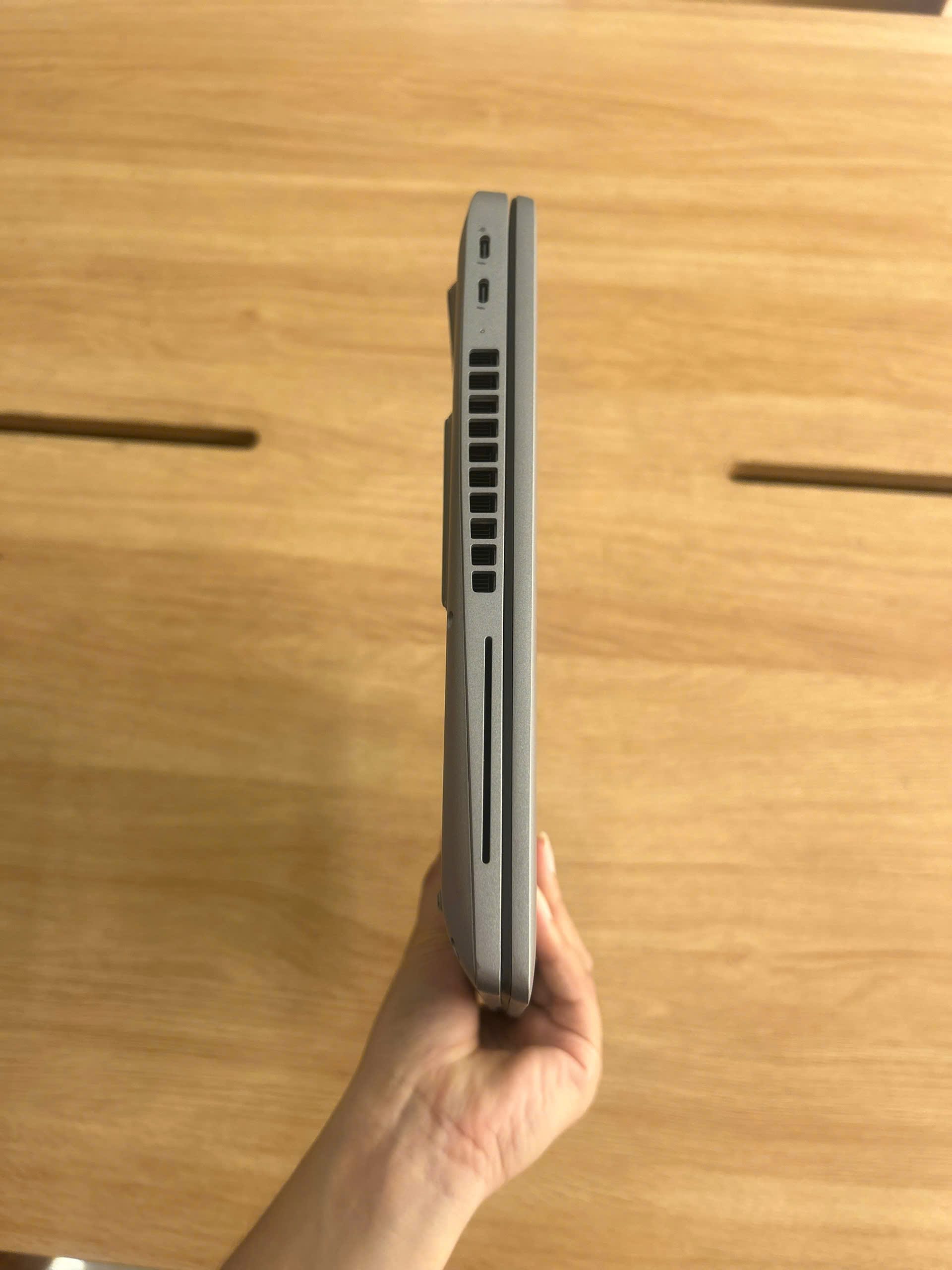 Mặt lưng và độ hoàn thiện của Dell Precision 3580 i5-1335u Ram 16GB SSD 512GB Màn 15.6 FHD