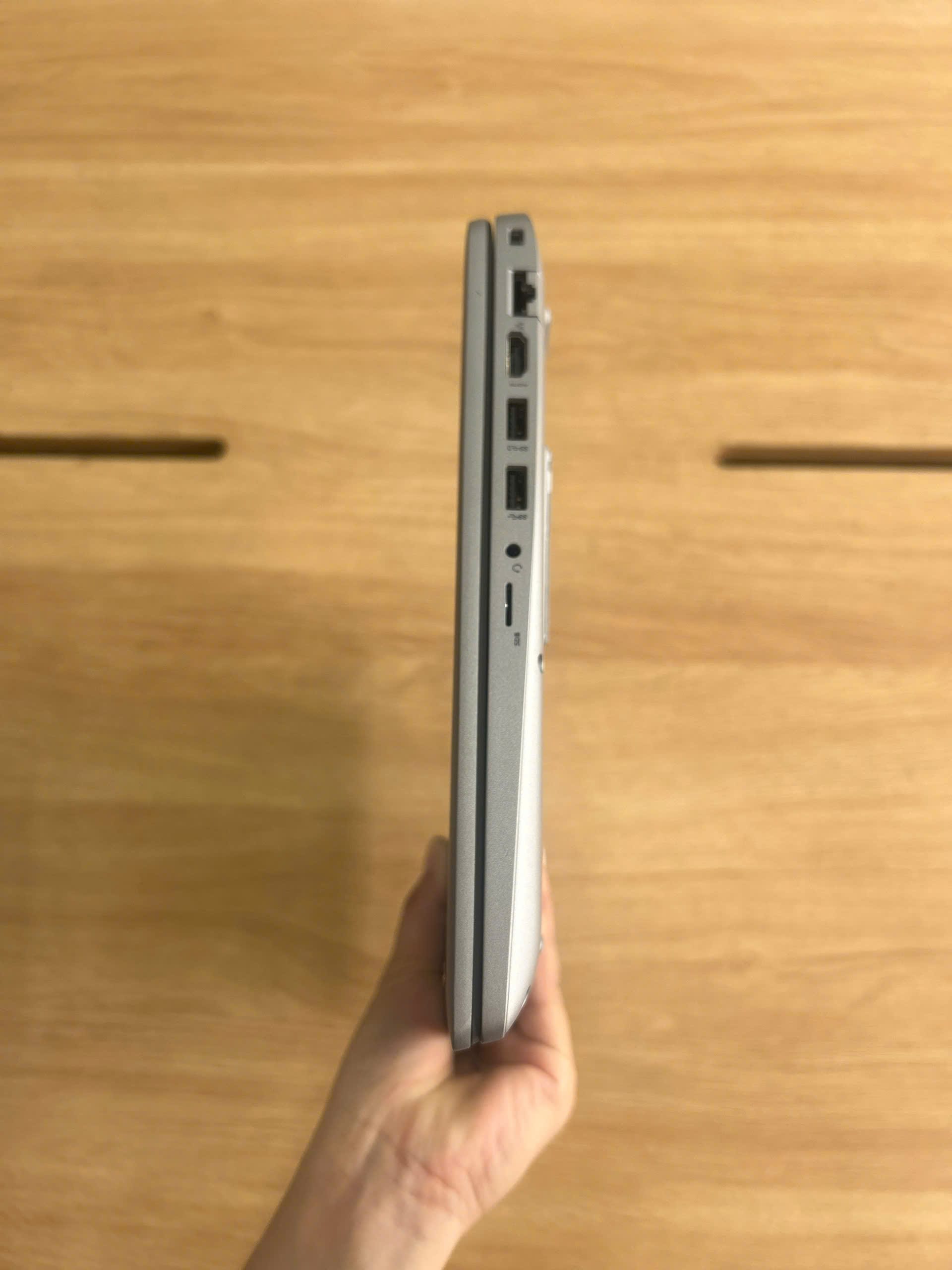 Khu vực bàn phím / cổng kết nối của Dell Precision 3580 i5-1335u Ram 16GB SSD 512GB Màn 15.6 FHD