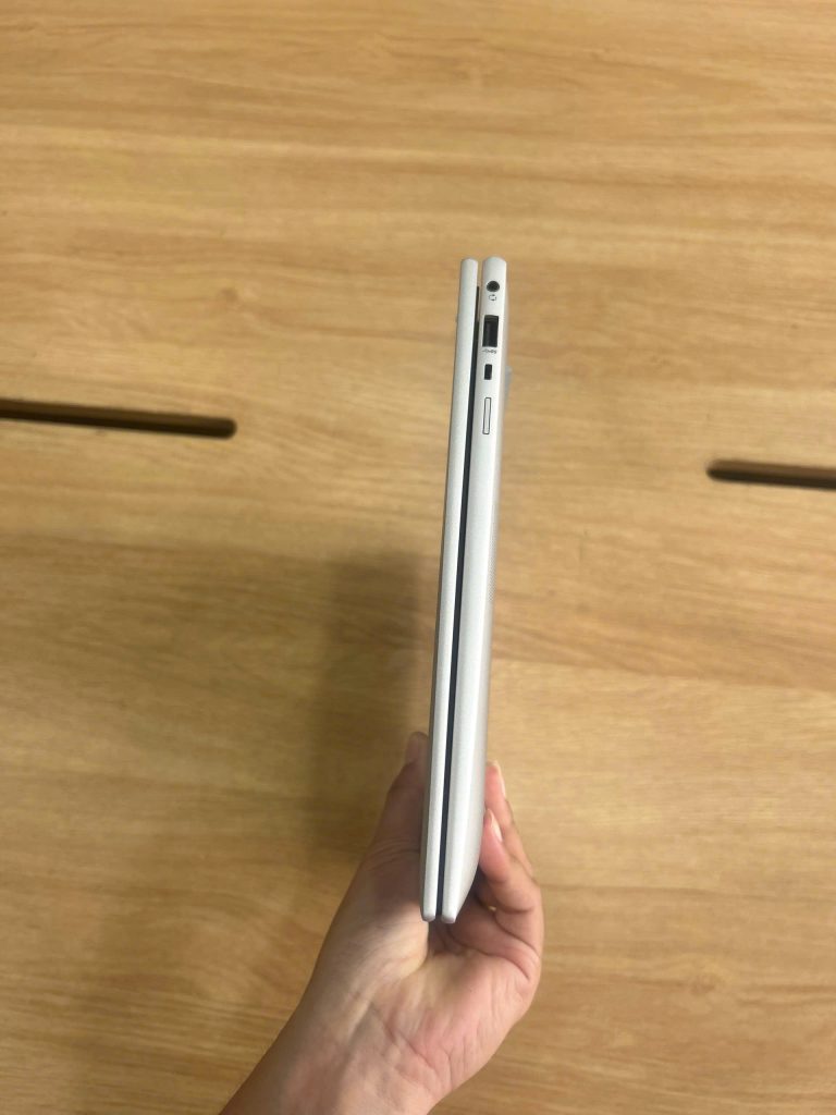 Mặt lưng và độ hoàn thiện của HP EliteBook 840 G10 Core i7-1370P RAM 16GB SSD 512GB NVMe Màn 14.0 FHD+ Touch